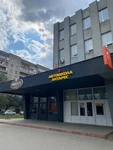 Зовнішній вигляд будівлі філії автошколи «Антарес» в Ужгороді на площі Кирила і Мефодія, 4 з великою фірмовою жовтою вивіскою над входом.